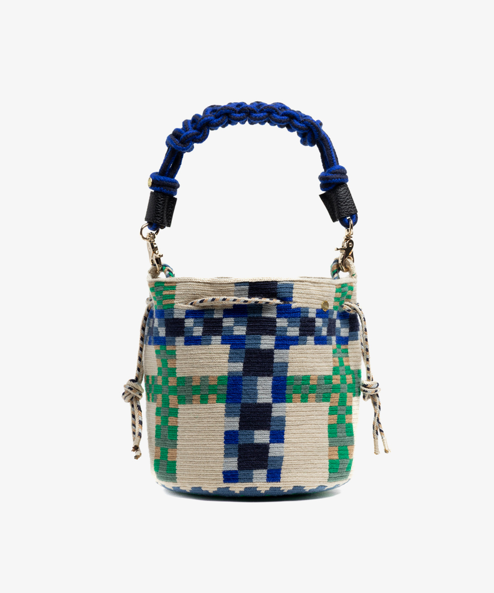BOLSO MITRA CON ASA DE MACRAMÉ -  DELPHINIUS - BEIGE & AZUL