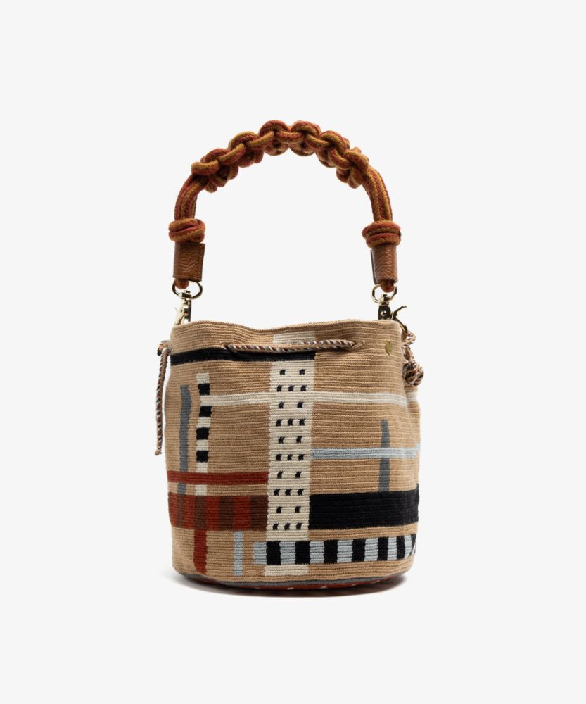 BOLSO MITRA CON ASA DE MACRAMÉ -  AZALEA - CAMEL Y NEGRO
