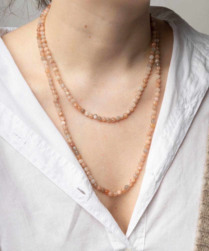 Collar Elvira - Piedra luna salmón con dije de piedra semi preciosa