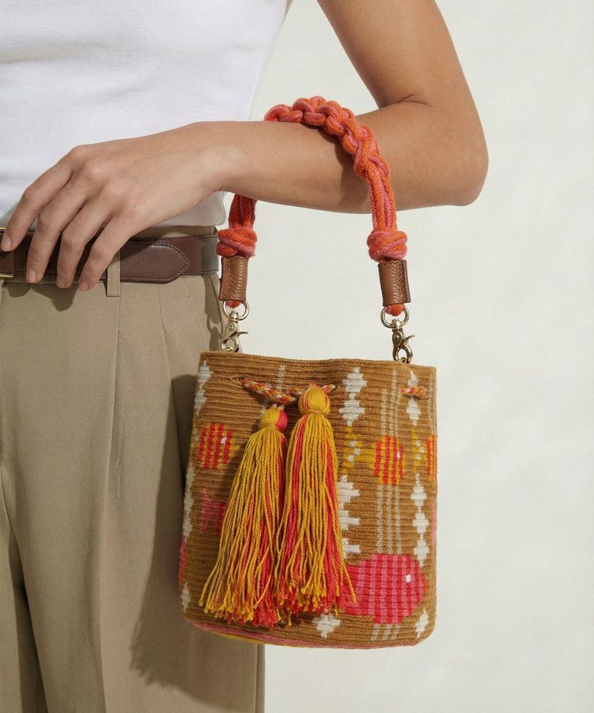 BOLSO CRUZADO M CON ASA DE MACRAMÉ -  CEPHEUS - CAMELLO Y CORAL
