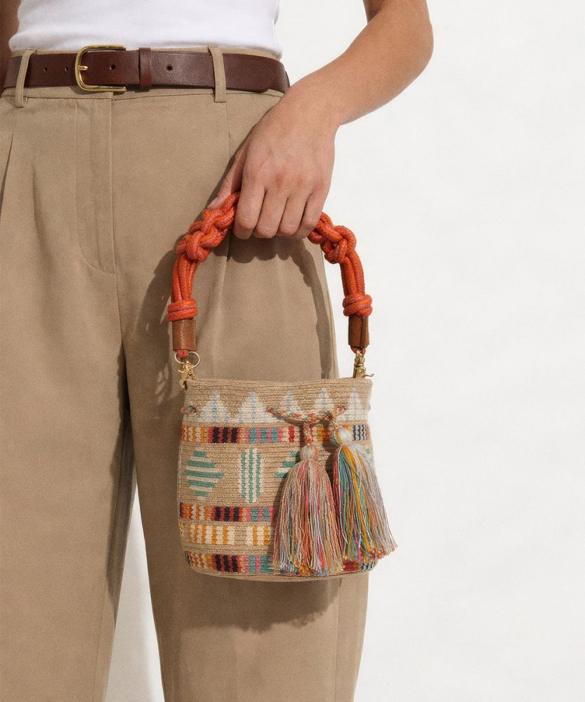 BOLSO CRUZADO M CON ASA DE MACRAMÉ -  ARIES - TOSTADO Y MULTICOLOR
