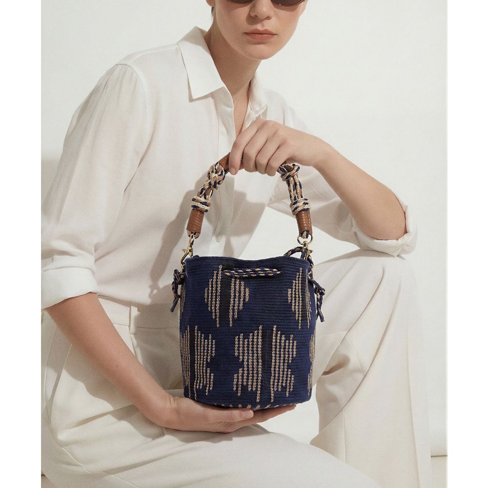 BOLSO MITRA CON ASA DE MACRAMÉ - MARIGOLD - MARINO Y TOSTADO