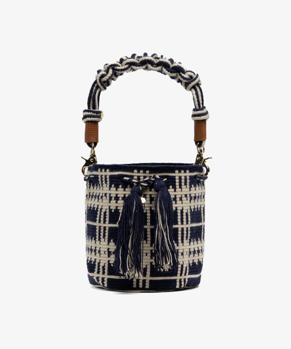 BOLSO CRUZADO M CON ASA DE MACRAMÉ - AQUARIUS - BEIGE Y MARINO