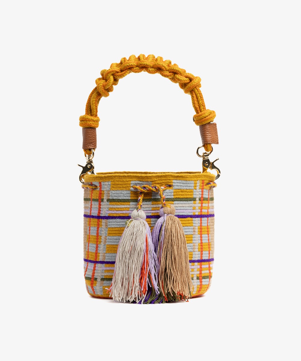 BOLSO CRUZADO M CON ASA DE MACRAMÉ - MILDRED - MOSTAZA Y AZUL CLARO