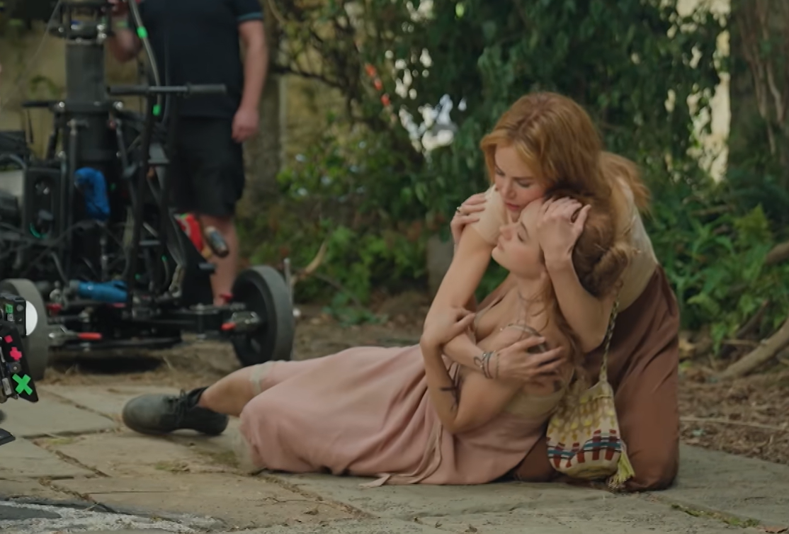 Nicole Kidman llevando el bolso Guanabana en Practical Magic 2